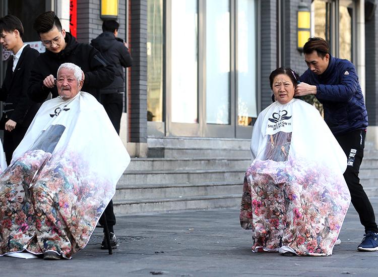 镜头背后的“摄影服务” 记录真实，传递温度 —— 新京报记者王贵彬、李玉坤的工作侧记